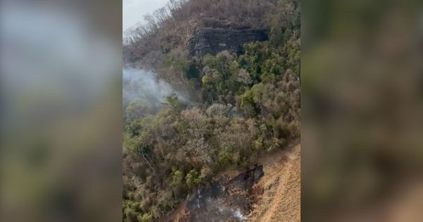 Após realizar um voo de avaliação da área afetada, a equipe do Notaer iniciou os lançamentos de água utilizando um helibalde,