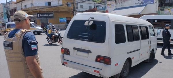 Blitz flagra infrações e retira vans escolares de circulação em Vila Velha