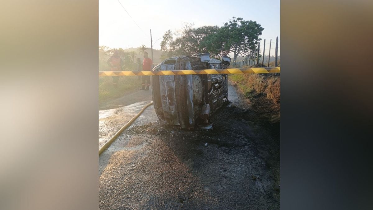 Corpo carbonizado é encontrado dentro de carro após acidente em Joao Neiva 