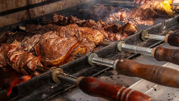 Churrascada Gaúcha do Steffen Centro de Eventos acontece neste domingo (22), com shows de Os Gaudérios, Tchê Brasil e Os Santannas