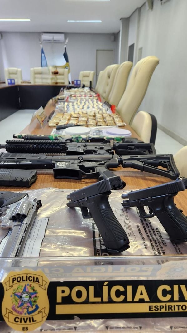 Arsenal de armas e munições foi encontrado com chefe do tráfico de El Dourado e Jardim Limoeiro, na Serra. por Polícia Civil