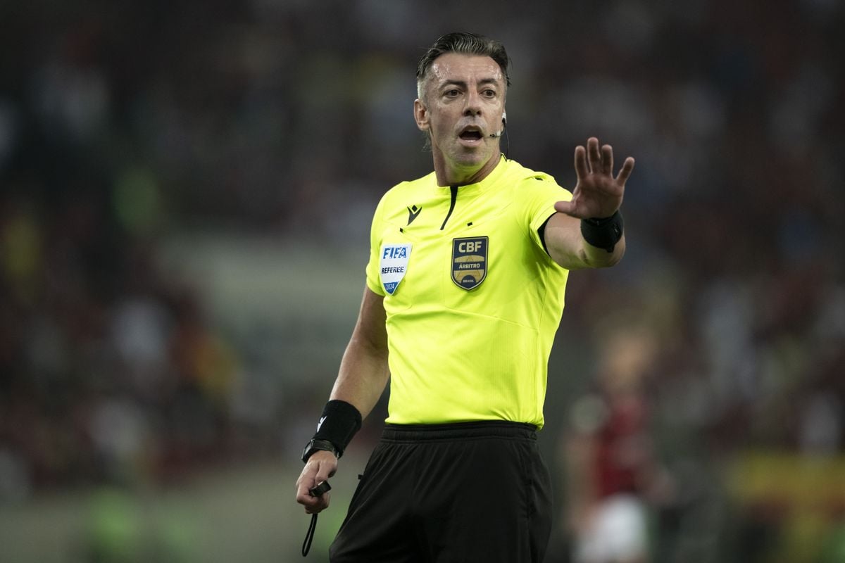 O árbitro Raphael Claus durante partida entre Flamengo e Vasco no estadio Maracana pelo Campeonato Brasileiro