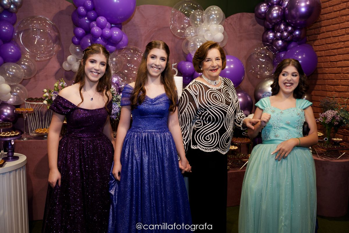 A avó Judith Ferrari e as aniversariantes Júlia, Lívia e Taís