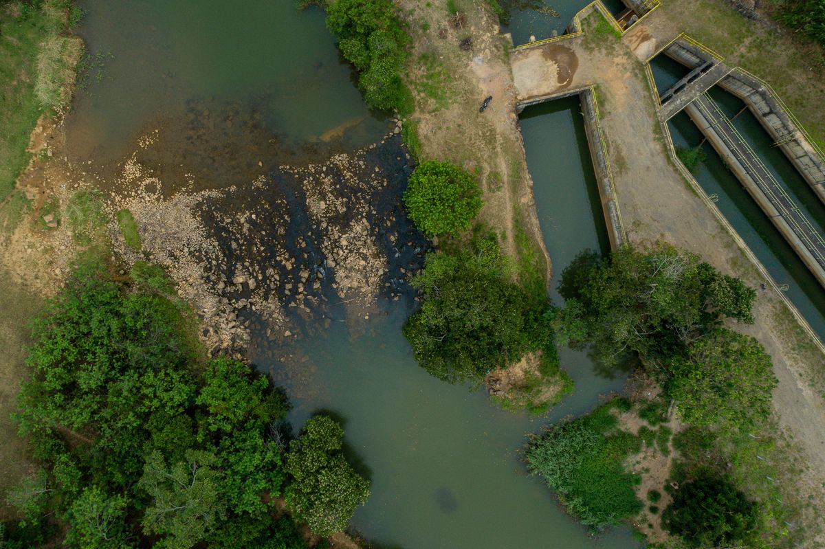 Local de captação de água do rio Santa Maria da Vitória pela Cesan em Queimados, Serra