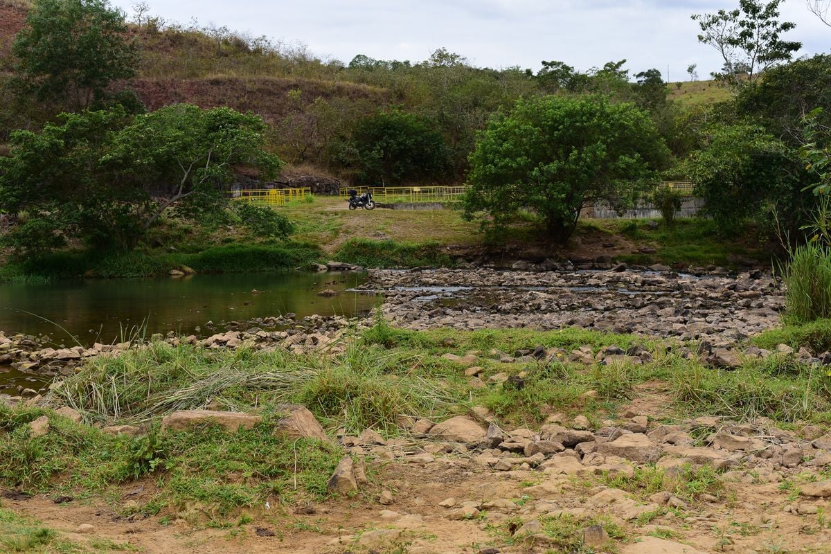 Local de captação de água do rio Santa Maria da Vitória pela Cesan em Queimados, Serra
