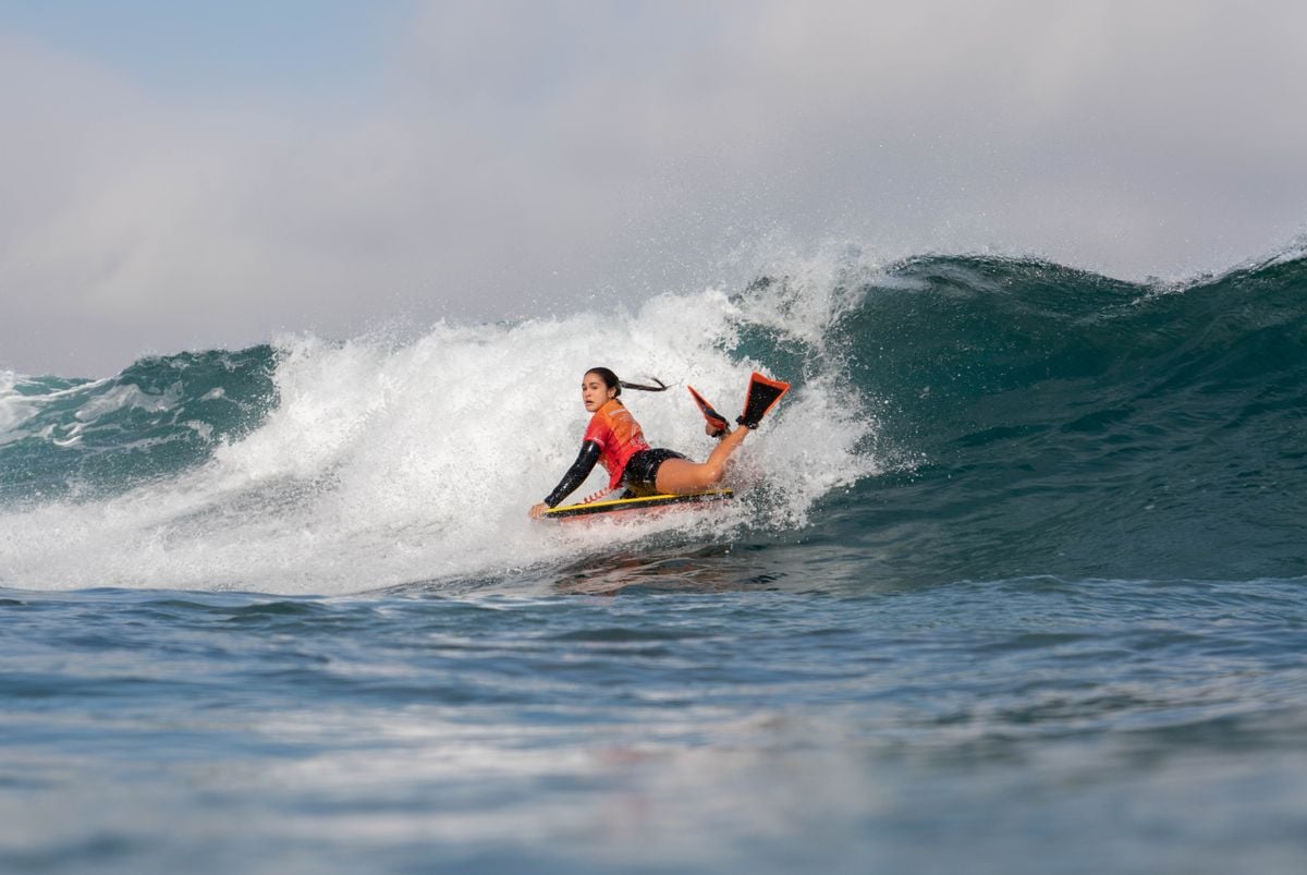 Luna, 18 anos, entra no mar na categoria Profissional.