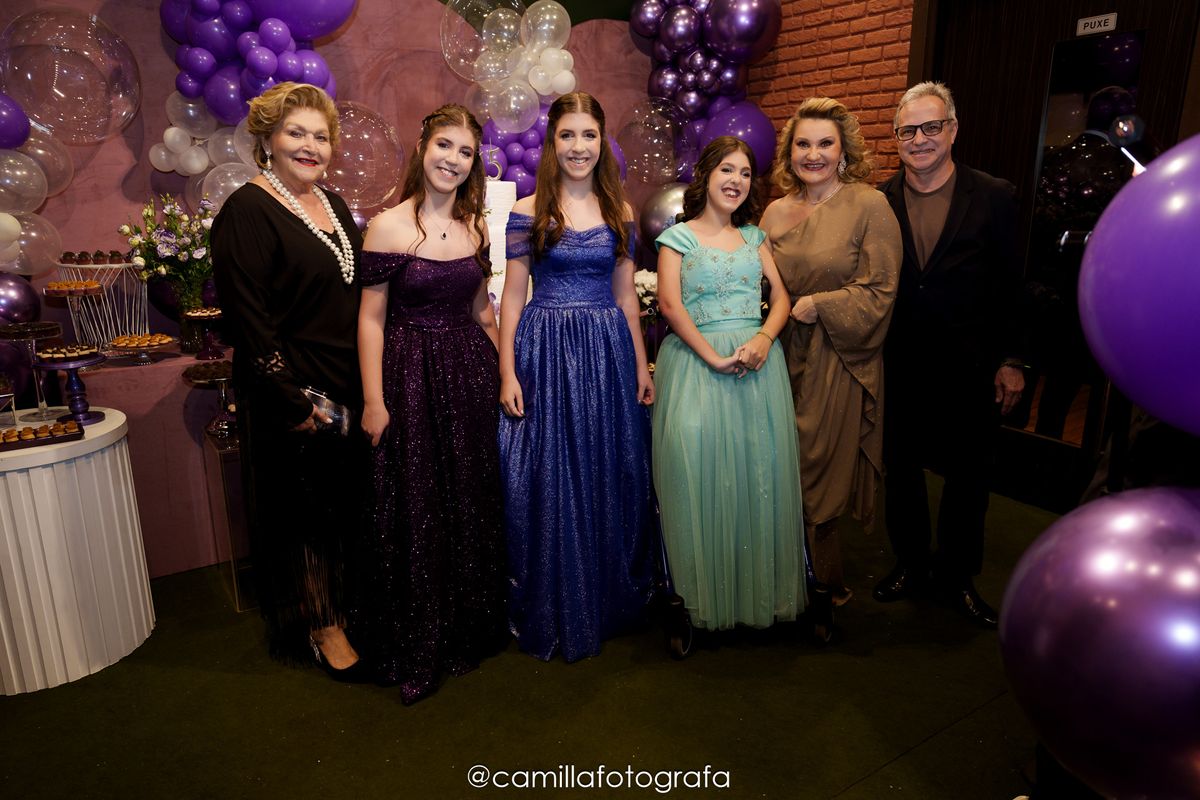 Regina Pagani, as trigêmeas Julia, Livia e Tais, Marcela Pagani e Frede Ceciliano