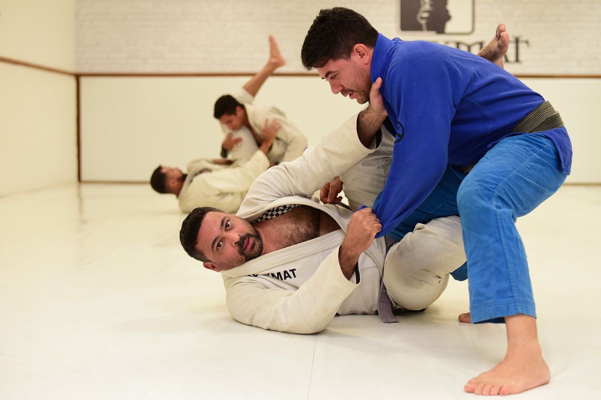 Bruno Loureiro (kimono branco), que teve AVC e voltou a fazer Jiu-jítsu