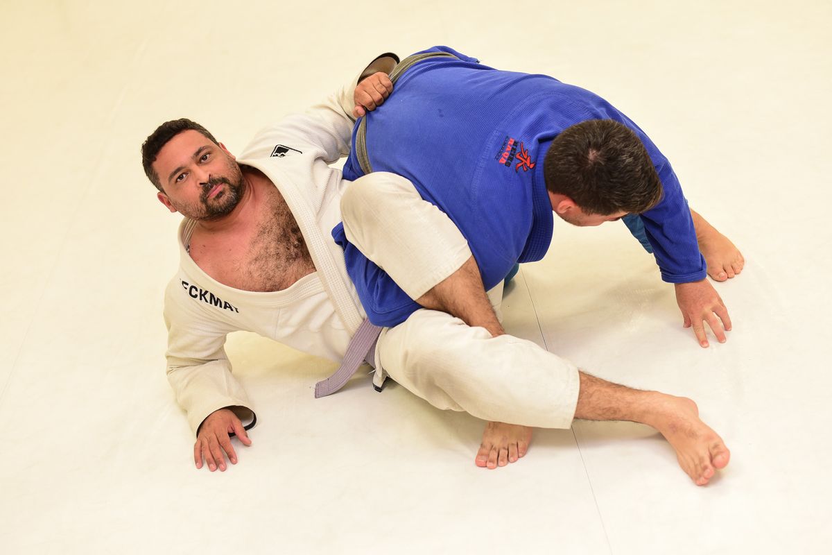 As aulas de jiu-jitsu ajudaram Bruno Loureiro (kimono branco) no processo de recuperação do AVC