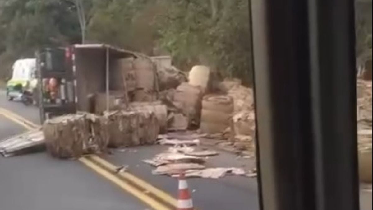 Carreta tombada ocupando parte da BR 101, em Ibiraçu