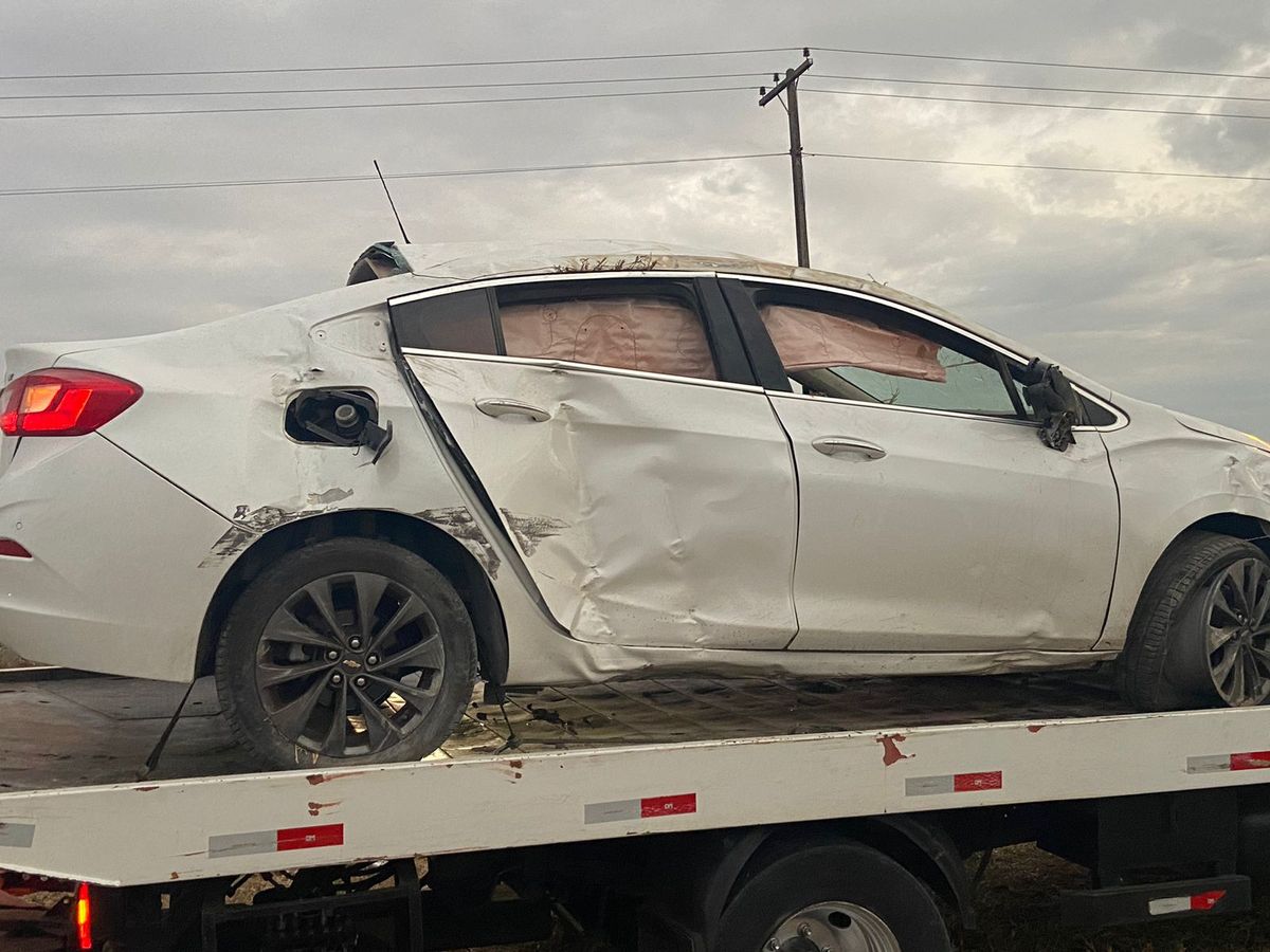 Carro roubado sendo guinchado após acidente em Linhares