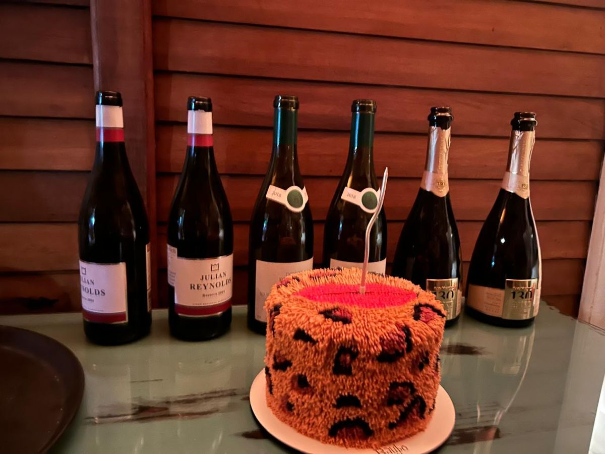 Vinhos e bolo by Baubo da Confraria das Onças