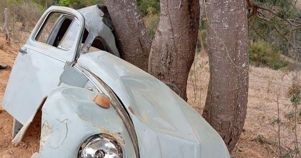 Condutor do carro, de 78 anos, morreu no local, e a idosa de 71 foi socorrida por moradores da região e levada ferida para um hospital; acidente ocorreu na tarde de quarta-feira (18)