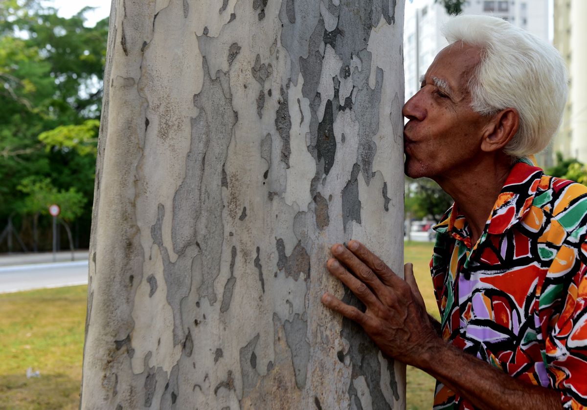 Antônio dos Santos planta árvores frutíferas e de outras espécies na Grande Vitória