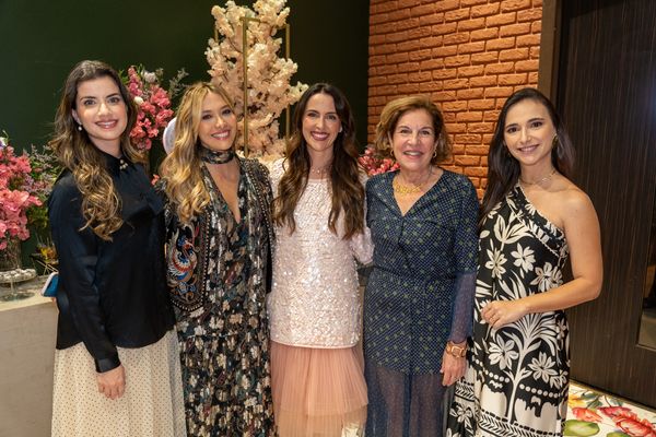 Carol Saitt, Nanda Trindade, Thais Gois, Anete Musso e Maria Hortência Receputi