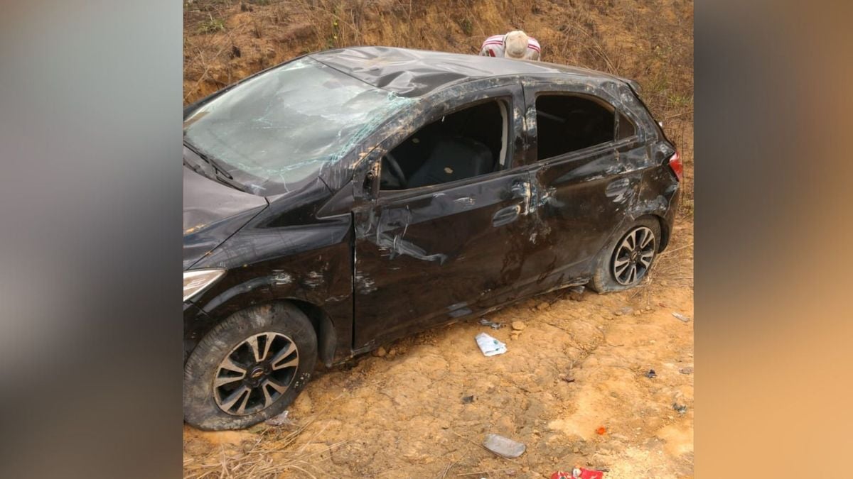 Carro capota na ES 137 em São Gabriel da Palha