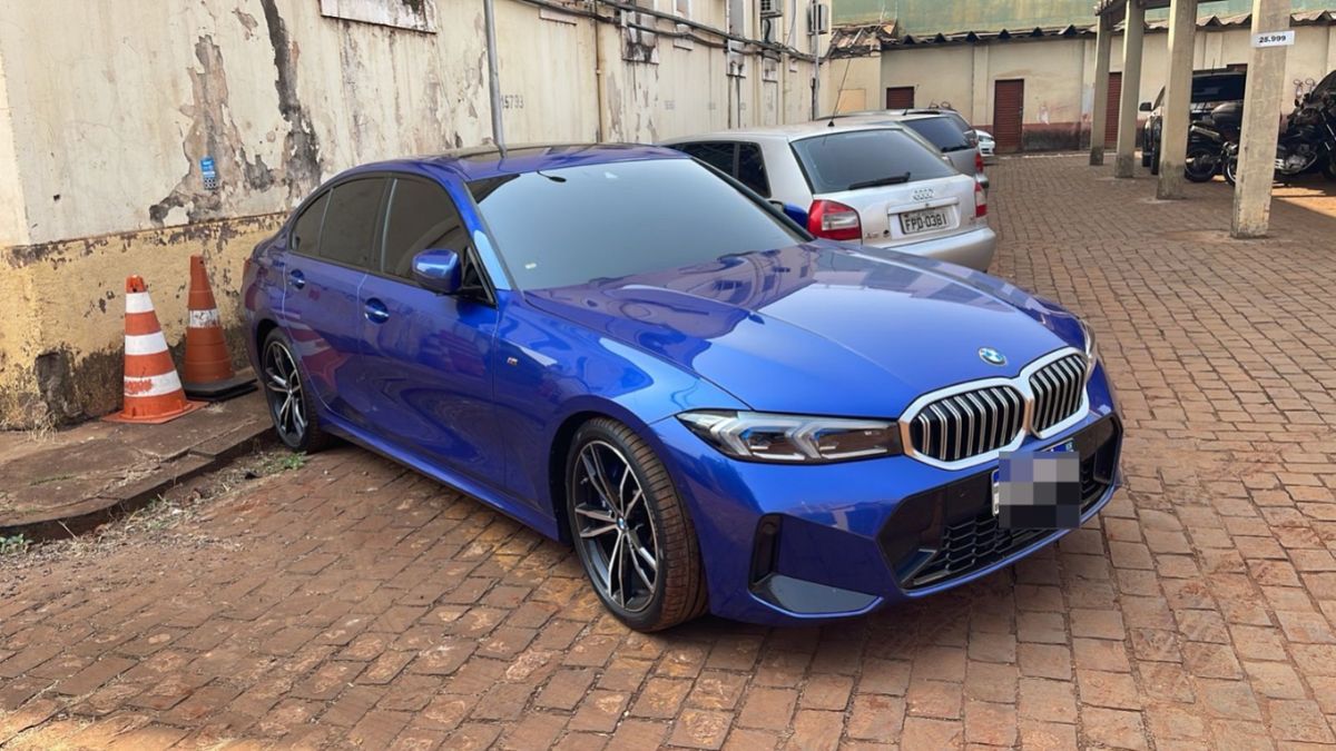 Carro de luxo foi apreendido com homem investigado por contrabando e pirataria