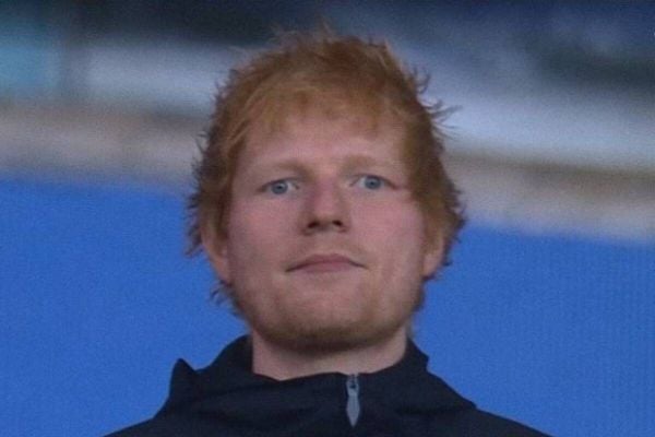 Ed Sheeran assiste a jogo do Fluminense no Maracanã