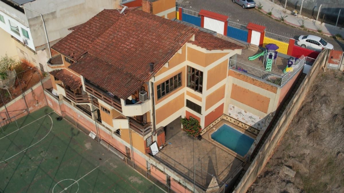 Imagem aérea mostra mansão onde funciona o Hotel Infantil, e a piscina onde onde um menino de um ano e nove meses foi encontrado desacordado na quarta-feira (18) 