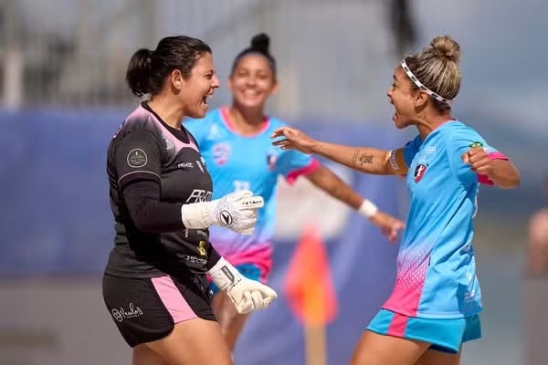 Meninas do Espírito Santo venceram e convenceram, com direito a gol de goleira e hat-trick duplo