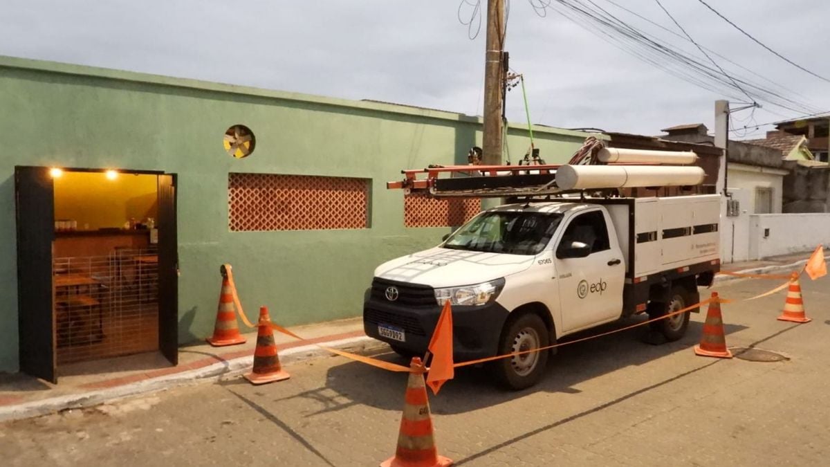 Foto mostra carro da concessionária no local do flagrante