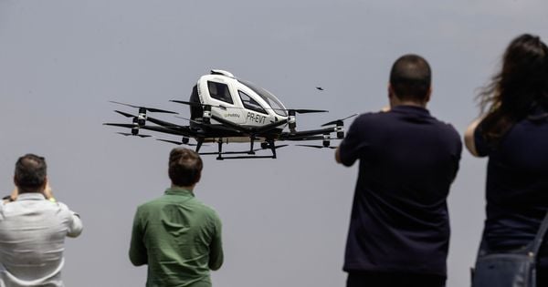 A Gohobby realizou, nesta sexta-feira (20), o primeiro voo do carro voador EH216, da fabricante chinesa EHang, em solo brasileiro