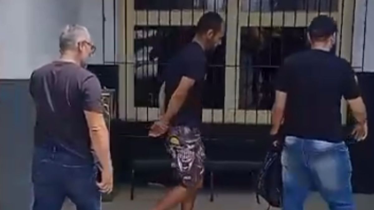 Captura de tela do momento da chegada do suspeito na delegacia