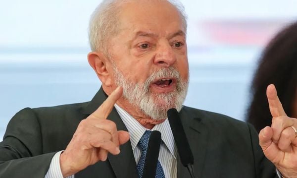 Governo Lula prepara medida para banir celular nas escolas