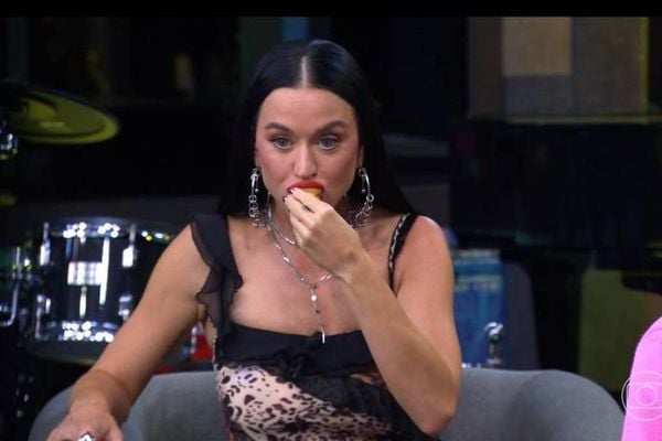 Katy Perry come coxinha no Mais Você