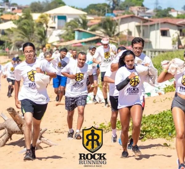 Mais de 500 pessoas participam de corrida com obstáculos em Guarapari, neste domingo (22)