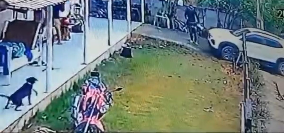 Momento em que suspeitos fogem de carro após assalto em São Mateus