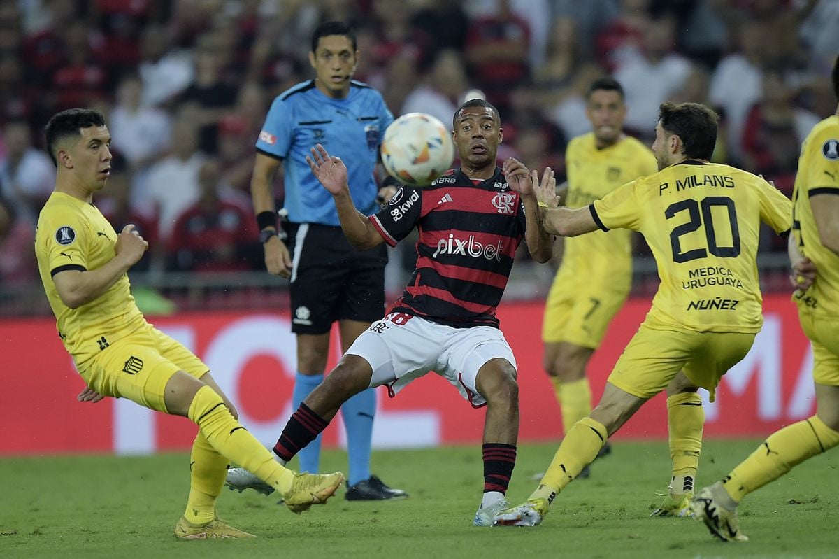 O Flamengo perdeu para o Peñarol no jogo de ida das quartas de final da Libertadores