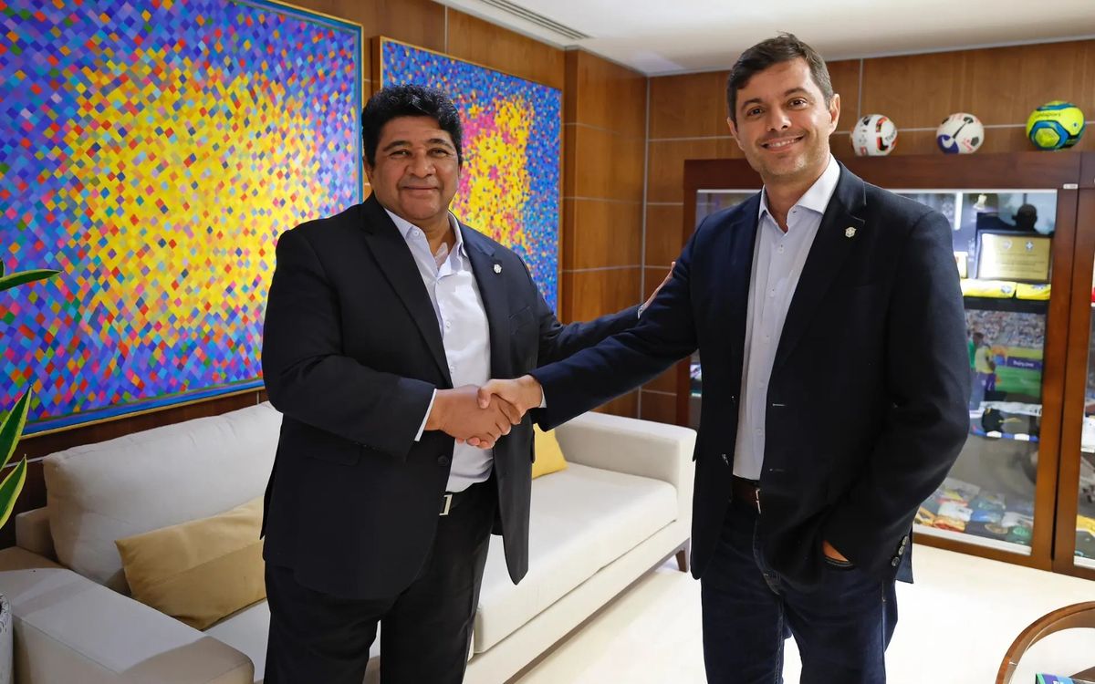 Ednaldo Rodrigues e Gustavo Vieira apertando as mãos