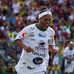 Pentacampeão e duas vezes melhor do mundo, Ronaldinho Gaúcho aprovou a contratação de Carlo Ancelotti, com quem já trabalhou, para comandar a seleção brasileira