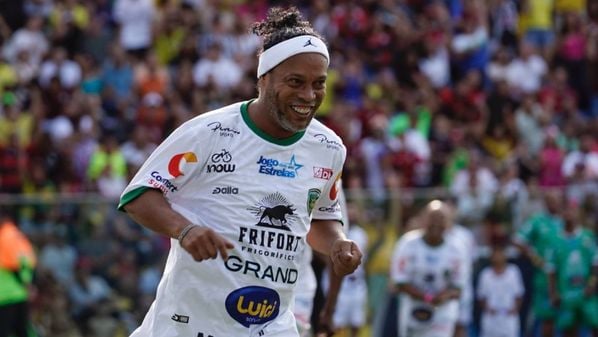 Pentacampeão e duas vezes melhor do mundo, Ronaldinho Gaúcho aprovou a contratação de Carlo Ancelotti, com quem já trabalhou, para comandar a seleção brasileira