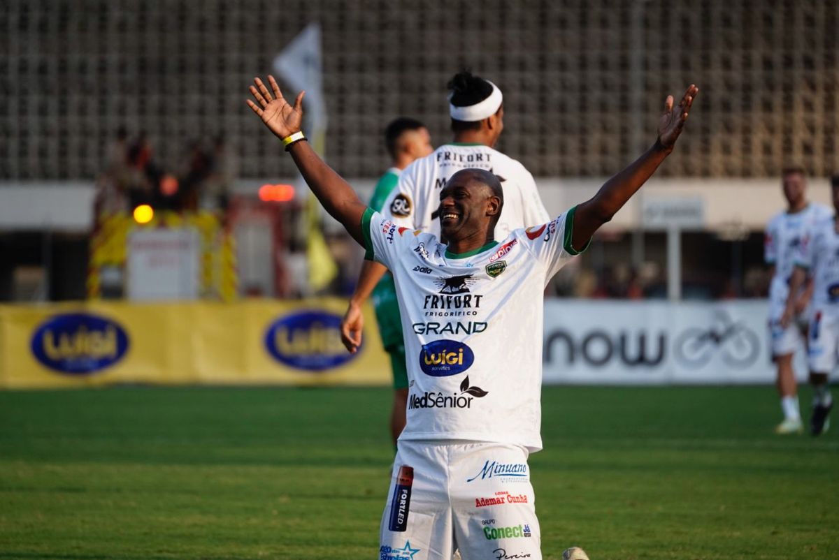 Jogo das Estrelas do Ronaldinho no Kleber Andrade por Vitor Jubini A Gazeta