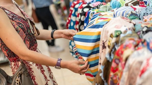 Evento oferece roupas e semijoias com preços acessíveis e foco em consumo sustentável