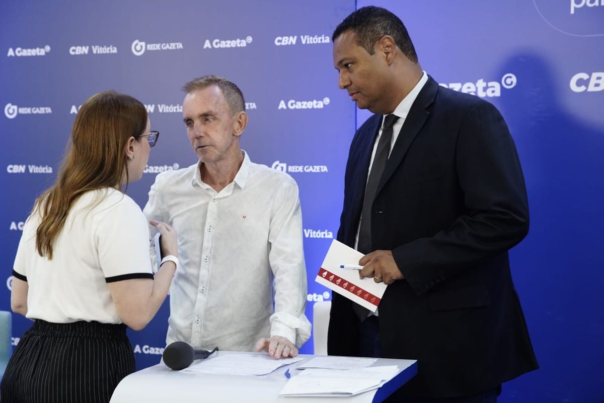 Maurício Gorza orientado pela equipe no intervalo do debate