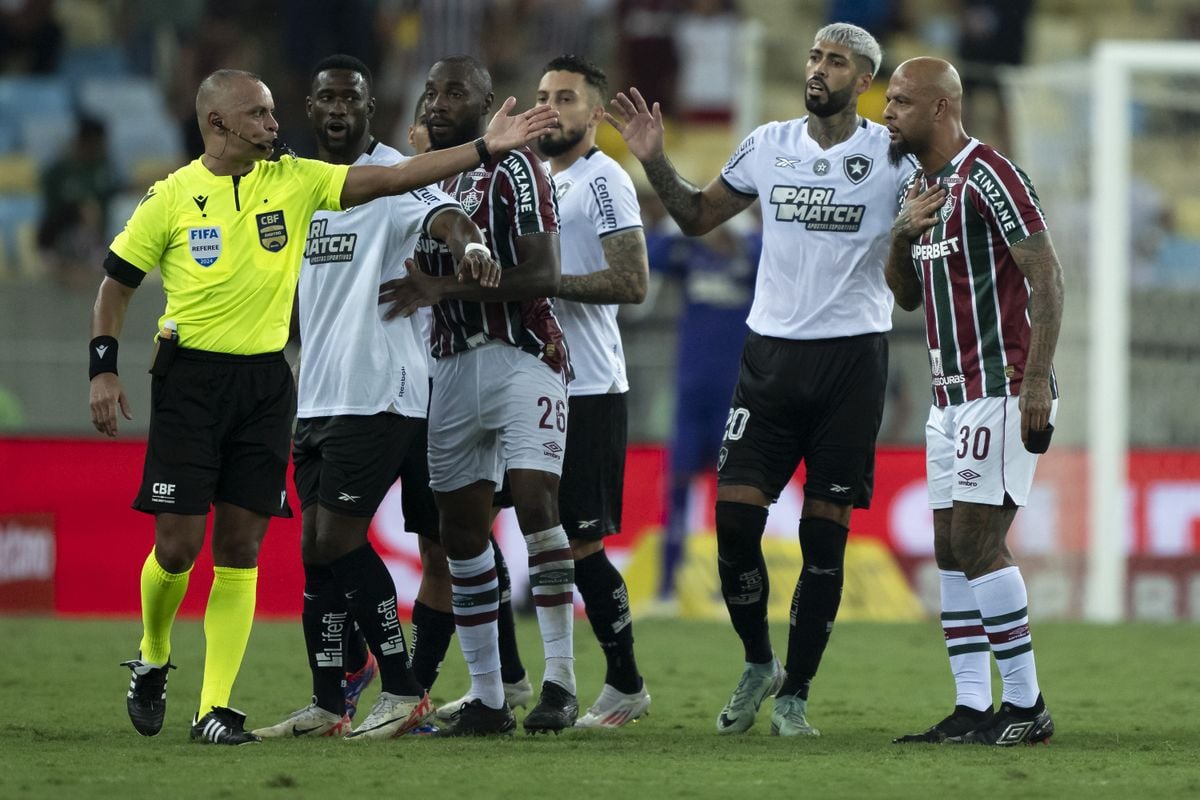 O árbitro Wilton Pereira Sampaio teve uma atuação polêmica no clássico entre Fluminense e Botafogo