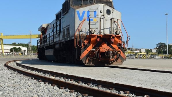 Um novo contrato, de 17 anos, firmado com a Multilift Logística, prevê a construção de uma moega ferroviária para descarregamento de ferro-gusa