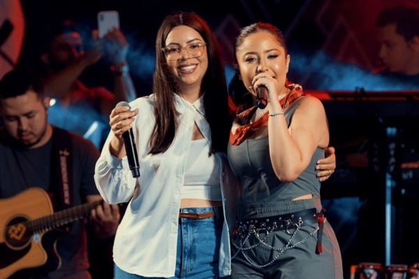 Dayane Oliveira cantou com Mari Fernandez em show em Minas Gerais