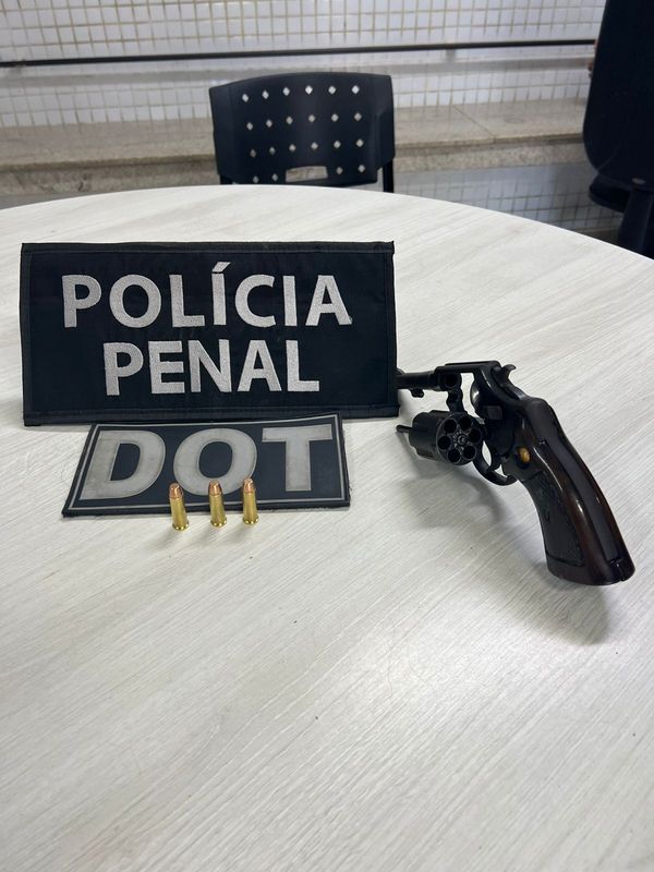 Drogas, dinheiro em espécie e uma pistola apreendidas durante Operação “Bethânia” por Divulgação | Polícia Penal