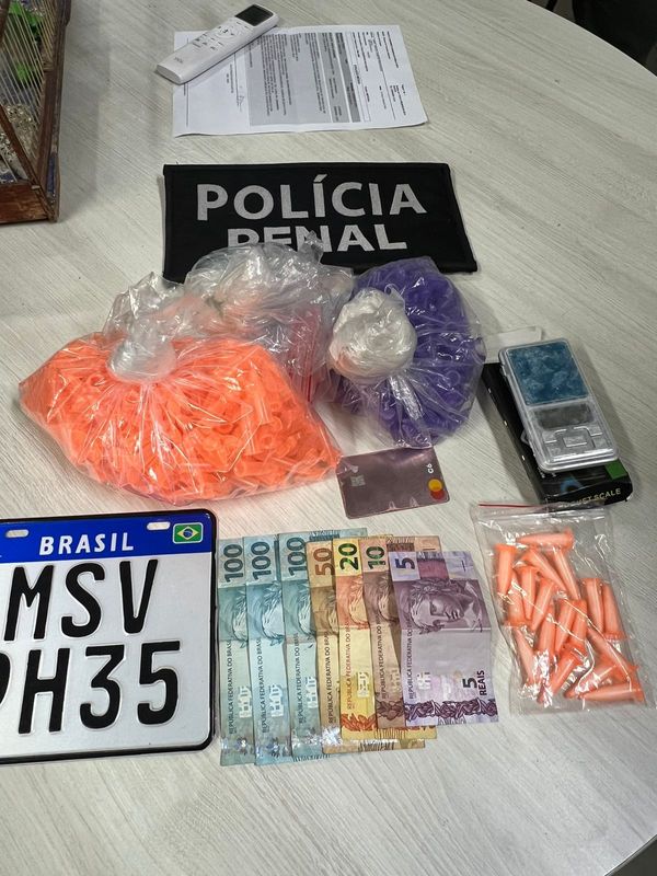 Drogas, dinheiro em espécie e uma pistola apreendidas durante Operação “Bethânia” por Divulgação | Polícia Penal