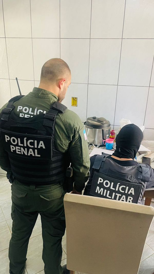 Drogas, dinheiro em espécie e uma pistola apreendidas durante Operação “Bethânia” por Divulgação | Polícia Penal
