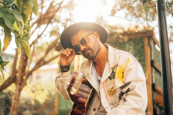 Guitarrista do Macucos lança carreira solo com gravação de show acústico