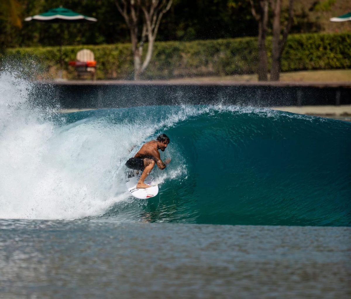 Italo Ferreira surfando em piscina de onda 