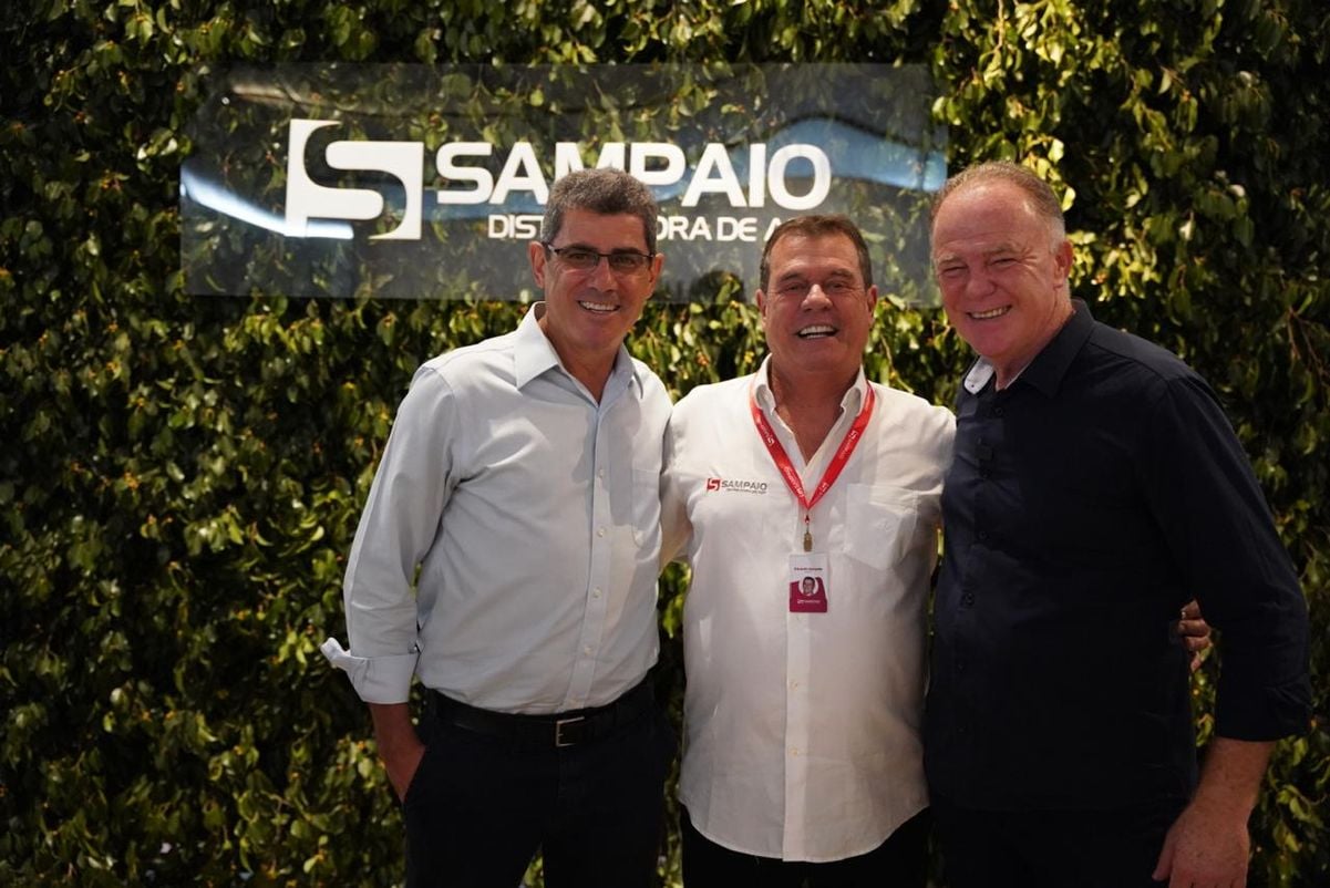 Jorge Oliveira (CEO ArcelorMittal Aços Longos America Latina), Eduardo Sampaio (presidente da Sampaio Distribuidora de Aço) e governador Renato Casagrande.