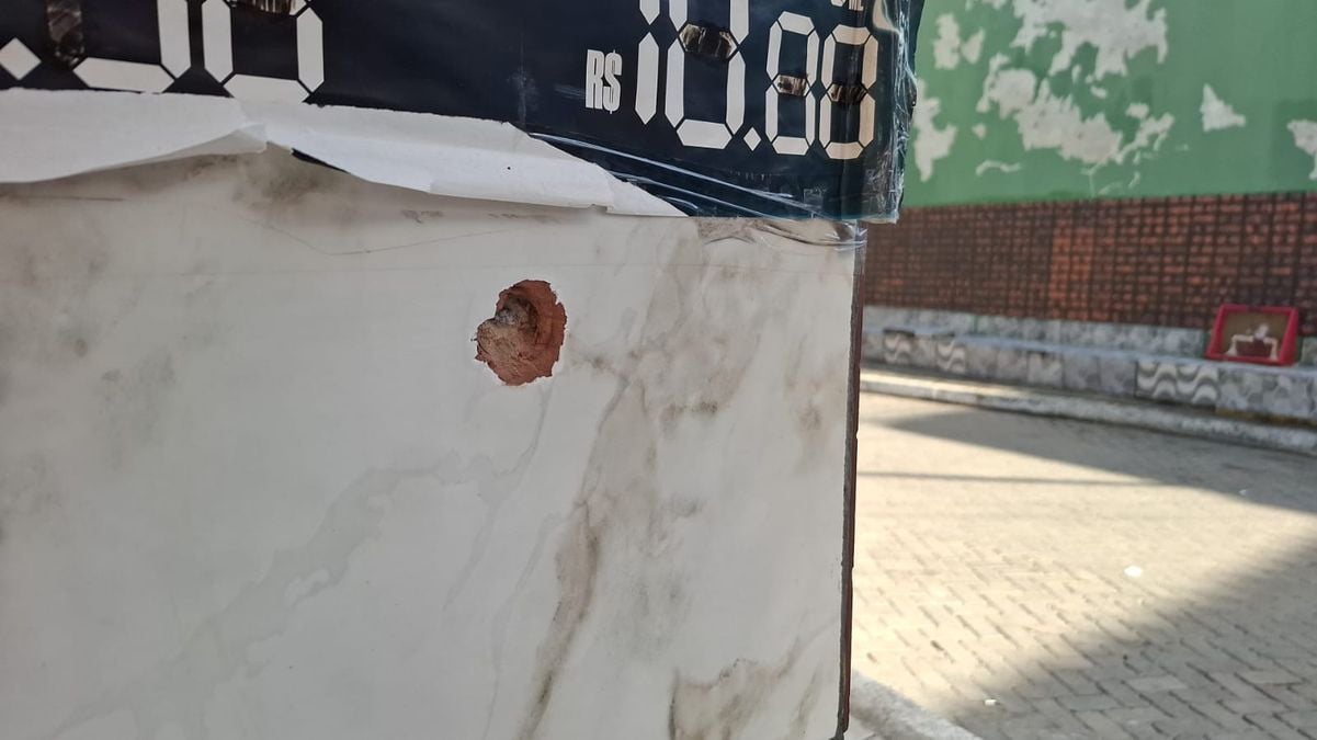 Marcas deixadas em Dom João Batista após ataque a tiros por Alice Sousa