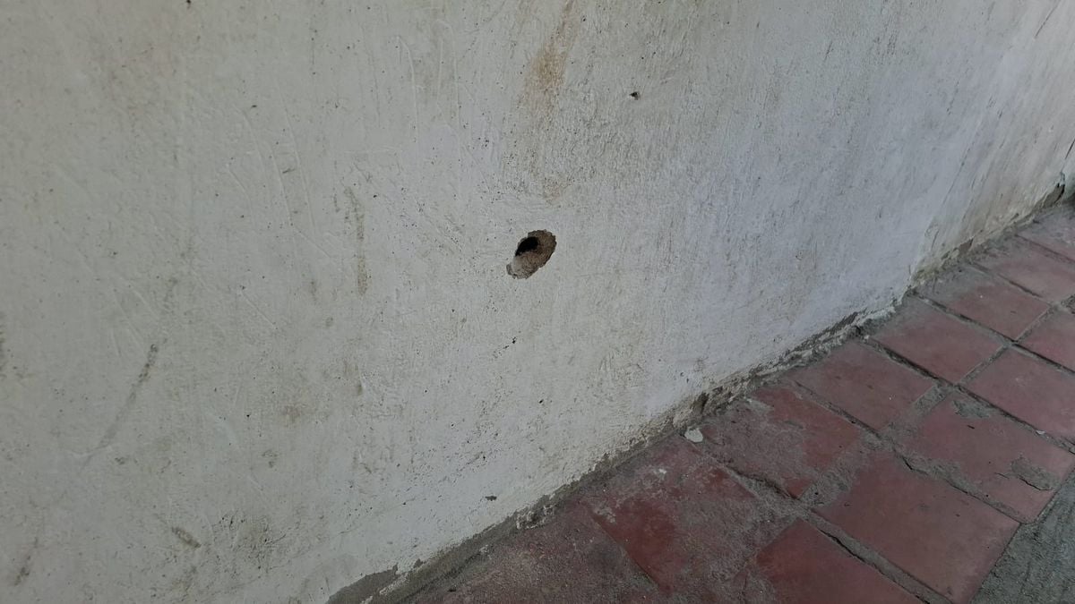 Marcas deixadas em Dom João Batista após ataque a tiros por Alice Sousa