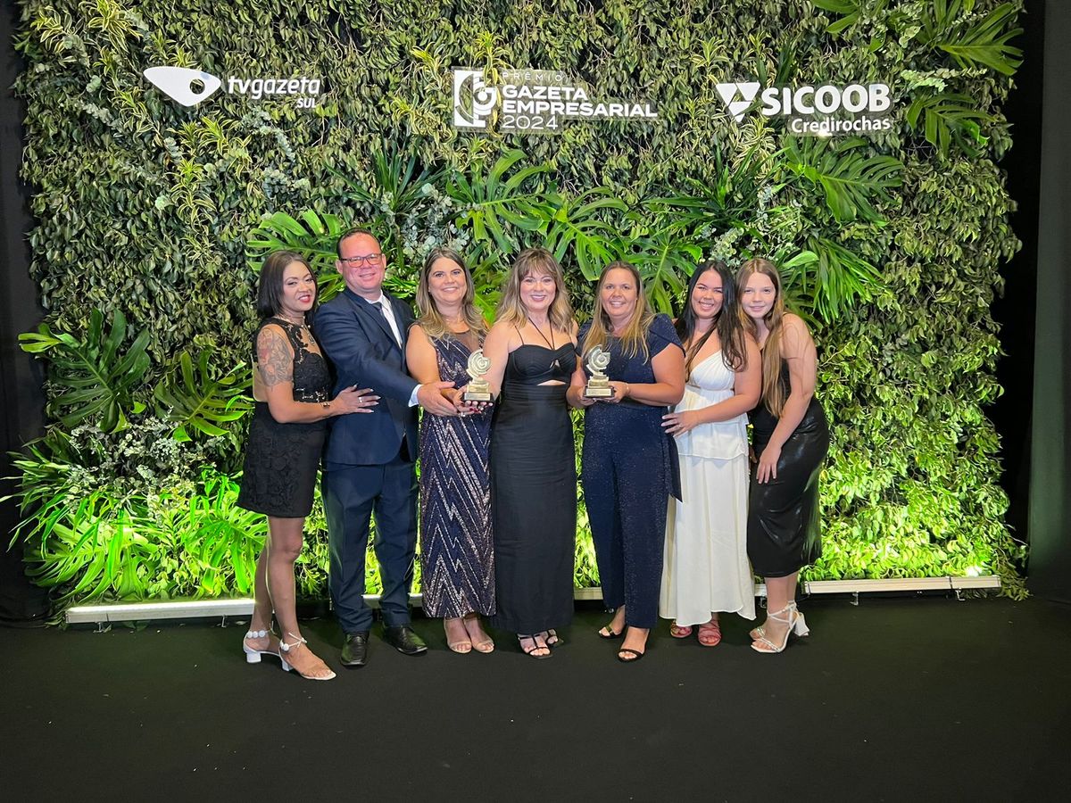 Os gerentes Renato Fontoura de Souza, Tanea Fontoura de Souza Coelho, Adriana Fontoura Corrêa, Angélica Fontoura de Souza Campos, Monique Fontoura de Souza Campos, entre Ivania Mastela Tessinari Fontoura e Alícia Rodrigues de Souza Fontoura